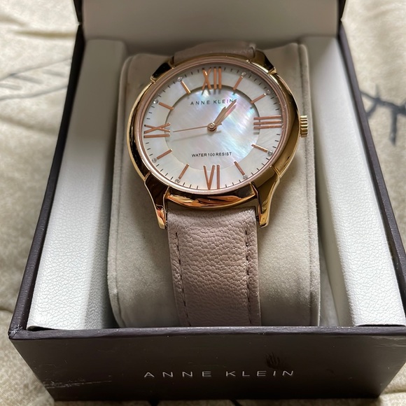 Preloved ANNE KLEIN Women's 36mm Watch Rose Gold MOP DIAL Lt. Pink Leather - Picture 2 of 9